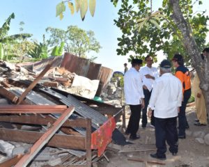 Indonesian President Joko Widodo examining the damage in the 2018 Lombok Earthquake.